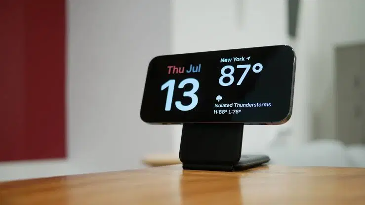 The full-screen clock view in StandBy mode